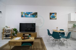 Appartement exclusif | Aire de séjour | Téléviseur connecté de 40 po avec télévision par câble, téléviseur