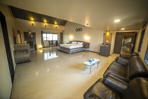Pillow-top beds, minibar, desk, free WiFi