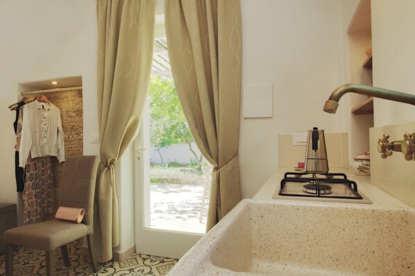 Køleskab, mikrobølgeovn, ovn, kogeplade