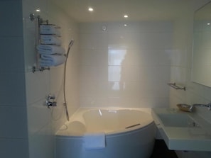 Deluxe Suite | Bathroom
