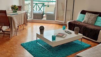 Télévision, livres, espaces bureaux