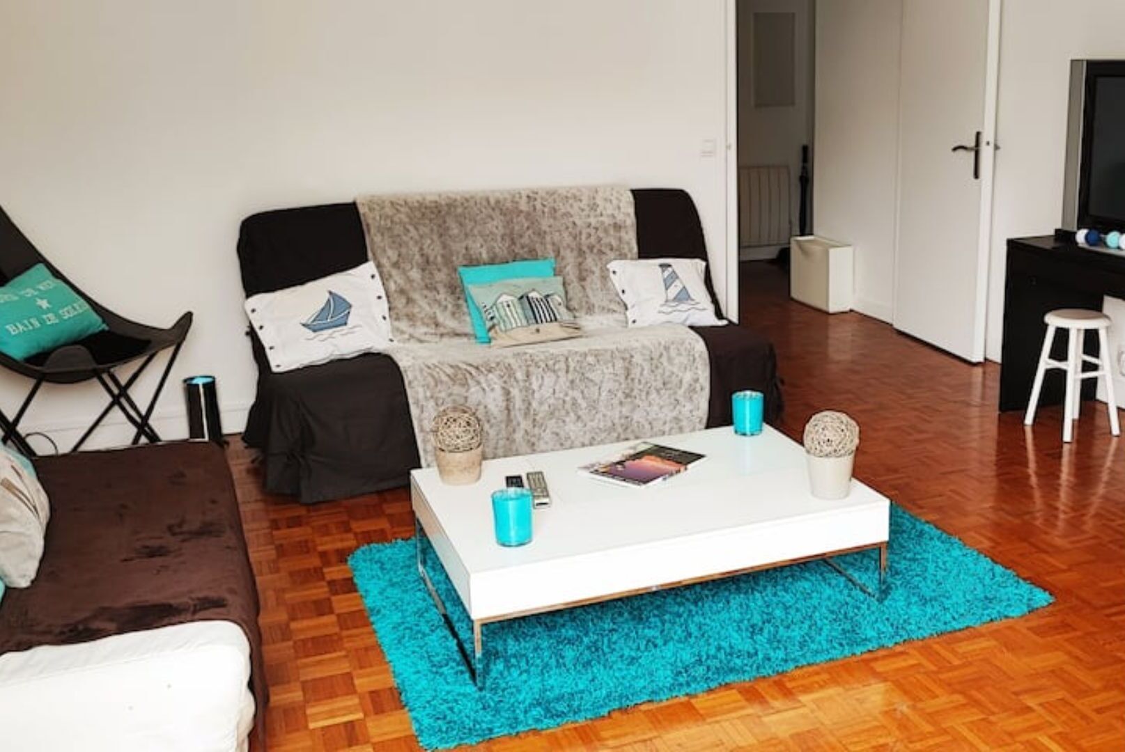 Fernseher, Bücher, Arbeitsbereiche