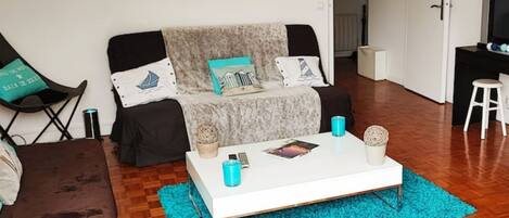 Fernseher, Bücher, Arbeitsbereiche