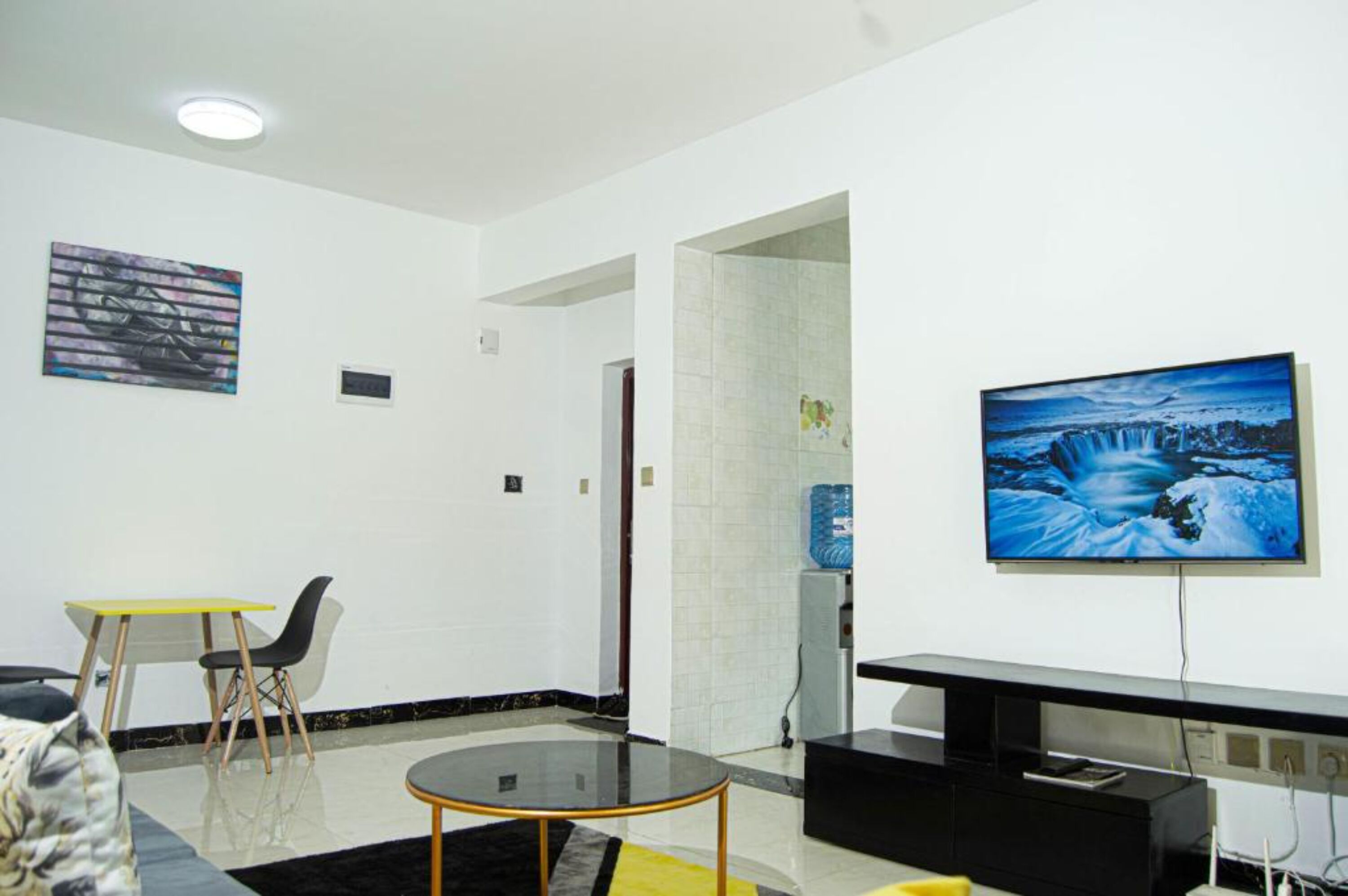 Deluxe Apartment | Living area | 42-inch flat-screen TV with digital channels, TV