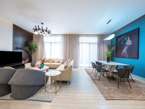 Appartement, 3 slaapkamers | Woonruimte | Een 55-inch lcd-televisie met digitale zenders en televisie