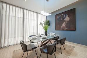 Apartment, 3 Schlafzimmer | Essbereich im Zimmer