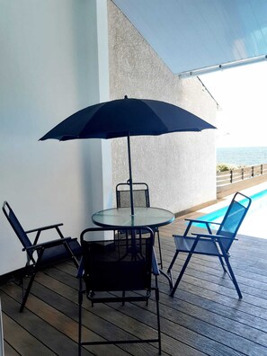 Outdoor dining - La Falaise Seafront Villa (Flic En Flac)