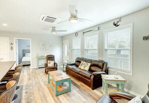 2 bedrooms, iron/ironing board, WiFi, bed sheets - Tropical Oasis Port Aransas Gem 2 BDRM sleeps 6 (Port Aransas)