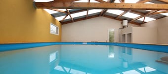 Spacious house with heated pool and pets allowed