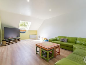 TV, table football - Spacious house with heated pool and pets allowed (Vesly)