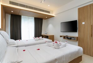 1 habitación, escritorio y espacio para trabajar con laptop