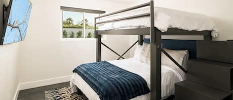 5 slaapkamers, een bureau, een strijkplank/strijkijzer, wifi