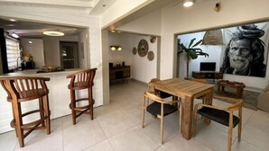 Cucina spaziosa con zona pranzo, arredamento in legno e un grande quadro appeso al muro.