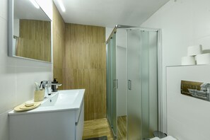 Apartment | Badezimmer | Kostenlose Toilettenartikel, Seife, Shampoo, Toilettenpapier