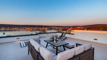 Deluxe Penthouse, Sea View | 3 bedrooms, soundproofing, iron/ironing board, free WiFi