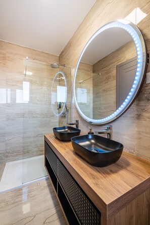 Deluxe-Penthouse, Meerblick | 3 Schlafzimmer, schallisolierte Zimmer, Bügeleisen/Bügelbrett