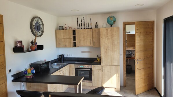 ثلاجة، ميكروويف، موقد طهي مسطح، ماكينة لصنع القهوة/الشاي