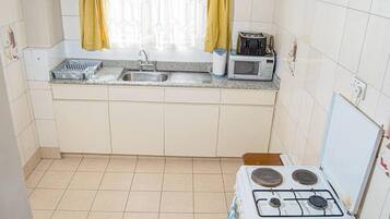 Apartamento luxo | Cozinha privada | Geladeira, micro-ondas, talheres/pratos/utensílios de cozinha