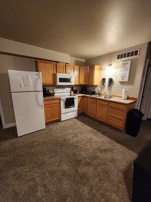 Kjøleskap, mikrobølgeovn, ovn og kokeplater