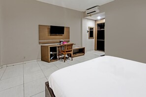 Deluxe Double Room | Laptop workspace, free WiFi, bed sheets - OYO 91696 Kimara Homestay & Resto (Janapria)