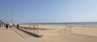 Renovated Beachside House, 4BR, Sleeps 10, Garden, BBQ, Free WiFi, Parking