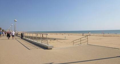 Renovated Beachside House, 4BR, Sleeps 10, Garden, BBQ, Free WiFi, Parking