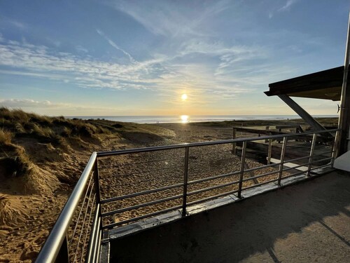 Renovated Beachside House, 4BR, Sleeps 10, Garden, BBQ, Free WiFi, Parking