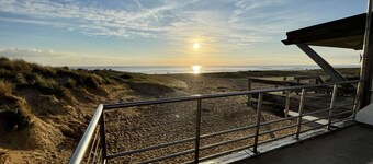 Renovated Beachside House, 4BR, Sleeps 10, Garden, BBQ, Free WiFi, Parking