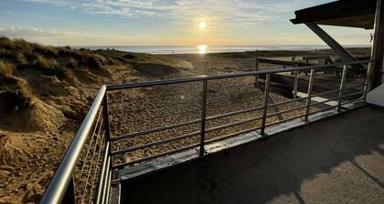 Renovated Beachside House, 4BR, Sleeps 10, Garden, BBQ, Free WiFi, Parking