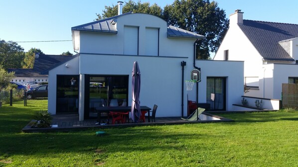 Outdoor dining - Maison 120m2, Proche Vannes, Bretagne Sud ! (MONTERBLANC)