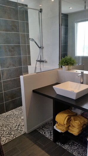 Shower, towels - Maison 120m2, Proche Vannes, Bretagne Sud ! (MONTERBLANC)