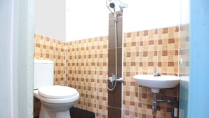 Ein Badezimmer mit Toilette, Dusche und Waschbecken.