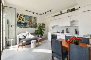 Leilighet | Oppholdsområde | En 65-tommers smart-TV med kabel-kanaler samt TV