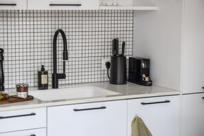Appartement | Cuisine privée | Réfrigérateur, un four, surface de cuisson, cafétière à espresso