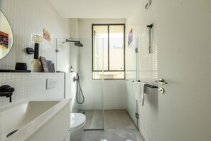 Ein modernes Badezimmer mit Dusche, Toilette und Waschbecken.