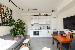 Apartament | Sala d'estar | Televisor intel·ligent de 65 polzades amb canals per cable i televisor 