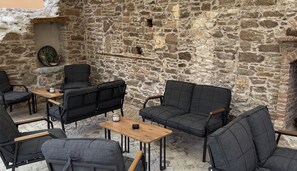 Een 37-inch flatscreentelevisie met satellietzenders en een televisie