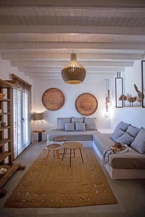 デラックス スイート | リビング エリア | LED テレビ、プリンター