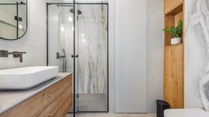 Studio Suite (1314) | Bathroom | Shower, hair dryer, towels - Apartamenty Sun&Snow Modern Tower (Gdynia)