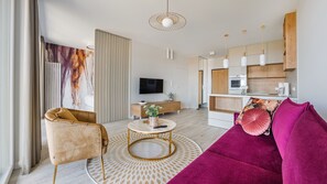 Suite estudio (1314) | Espacio para trabajar con un portátil y tabla de planchar con plancha