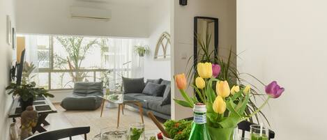 Lägenhet | Vardagsrum | 50-tums LCD-tv med kabelkanaler och tv