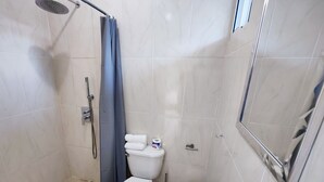 A bathroom with a shower, toilet, and sink. - VIVE EL VALLE Hotel (Samaná)