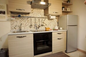 Fridge, oven, stovetop, coffee/tea maker