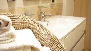 Douche, sèche-cheveux, bidet, serviettes fournies