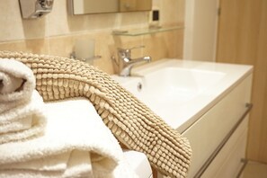 Chuveiro, secador de cabelo, bidê, toalhas de banho