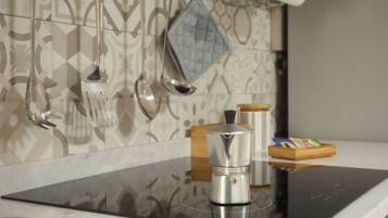 Réfrigérateur, four, plaque de cuisson, cafetière/bouilloire