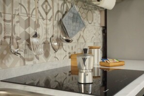 Geladeira, fogão, cooktop, cafeteira/chaleira