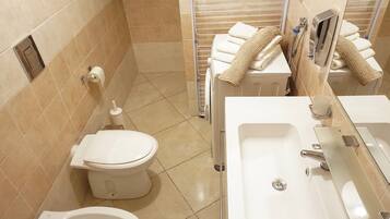 Dusche, Haartrockner, Bidet, Handtücher