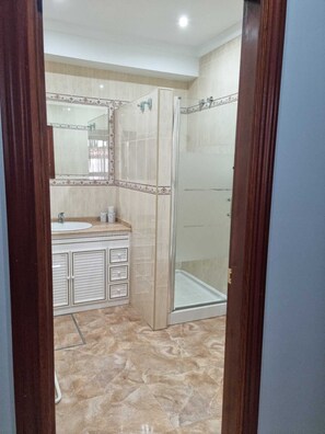 Een douche, een bubbelbad, een haardroger, een bidet