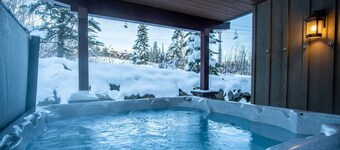 Location, Location, Location! Ski in Ski out at Trapper's Landing #23